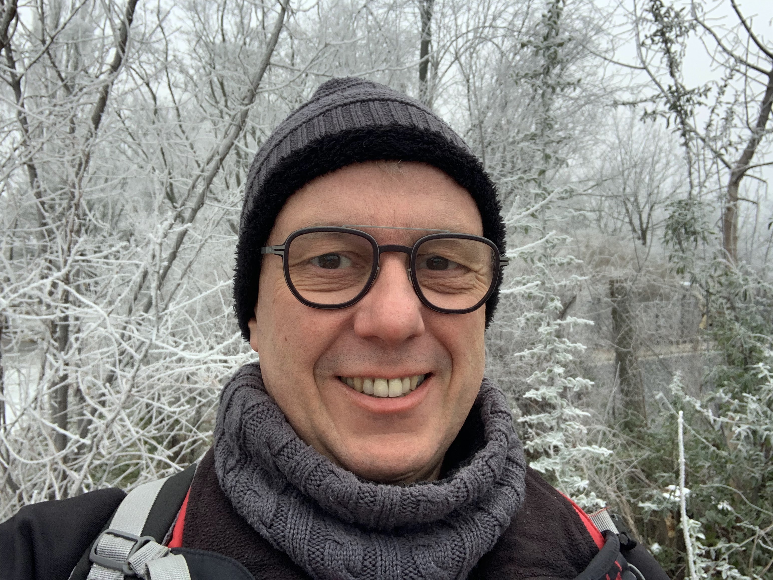 Kaj Kandler in fromt of snowy bushes